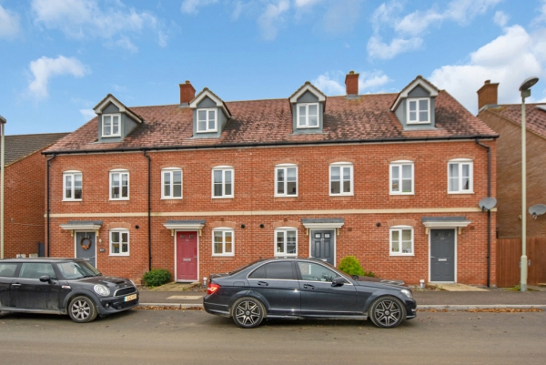 3 bed terraced house for sale in Finn Farm Road, Ashford.