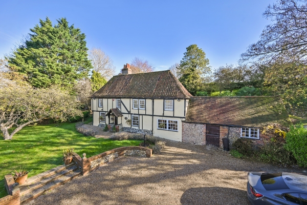 Fantastic 15th Century family home!