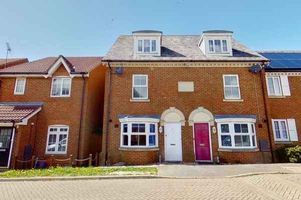 Stunning three bedroom townhouse in Chartfields!