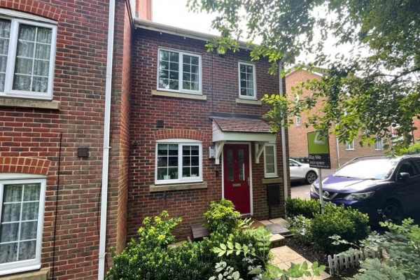 3 bed end of terrace house for sale in Swaffer Way, Singleton, Ashford.