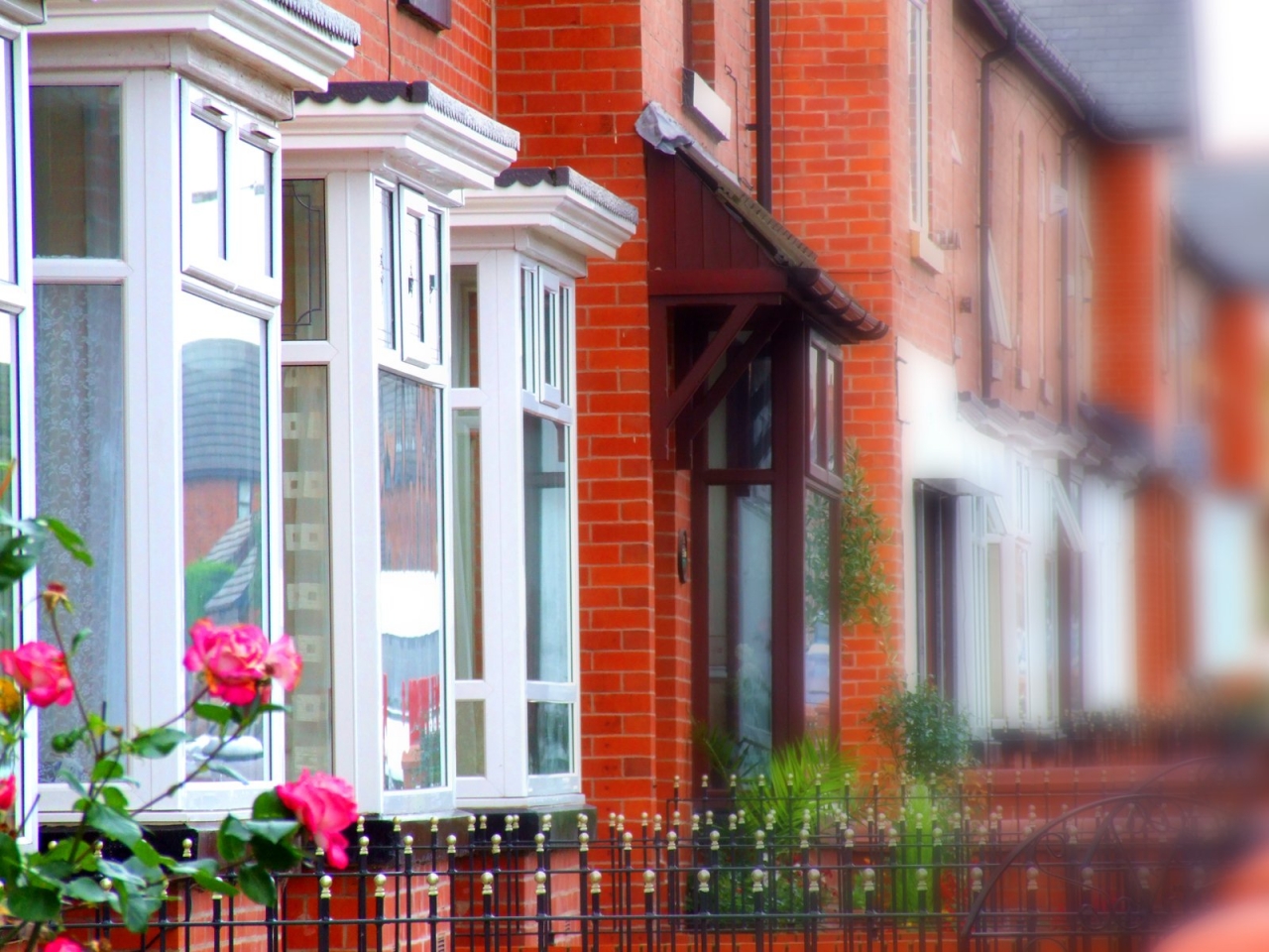 >A row of terraced houses in a city