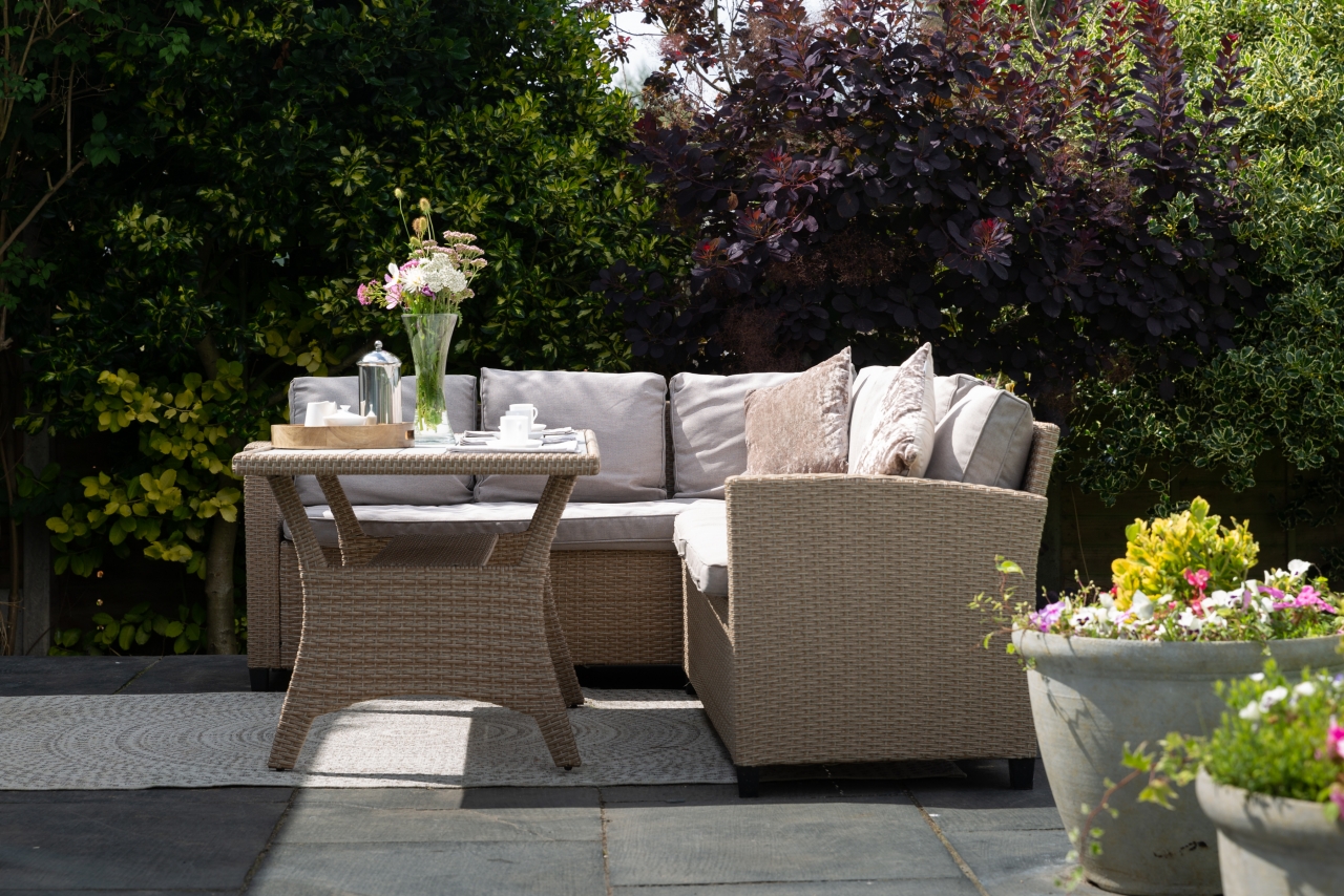 >Beautifully staged garden for estate agent photos